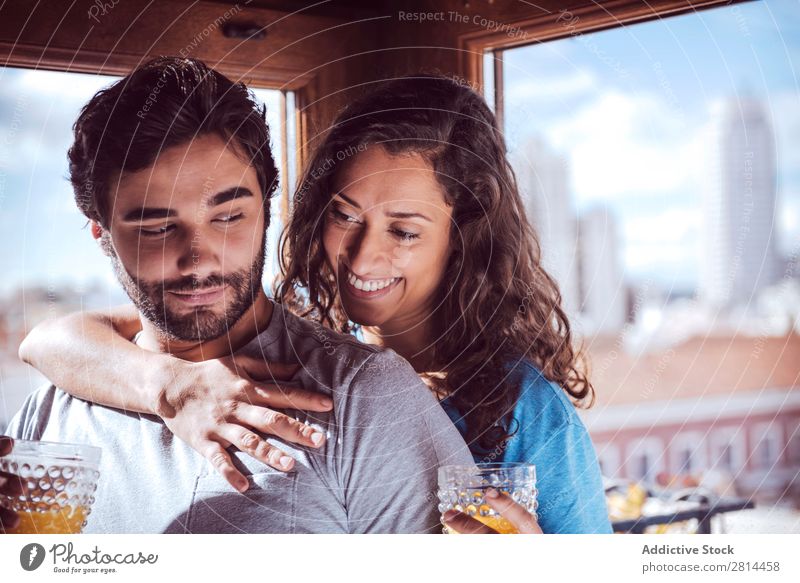 Romantisches junges Paar mit Blick auf das Fenster Partnerschaft Großstadt Lächeln gutaussehend Freizeit & Hobby Typ Einwegartikel attraktiv paarweise sitzen