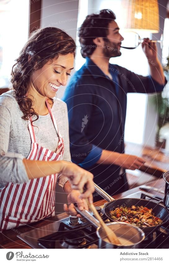 Junges Paar beim Kochen. Mann und Frau in der Küche kochen & garen heimwärts Abendessen Jugendliche Essen Ehefrau Erwachsene Lächeln Innenarchitektur Ehemann