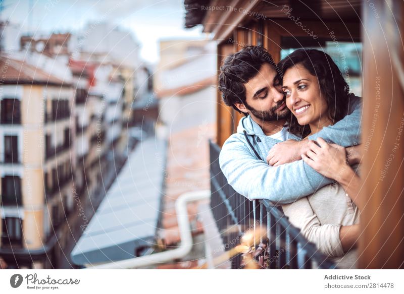 Romantisches junges Paar am Fenster Partnerschaft Großstadt Lächeln gutaussehend Freizeit & Hobby Typ Einwegartikel attraktiv paarweise sitzen Getränk ausruhend