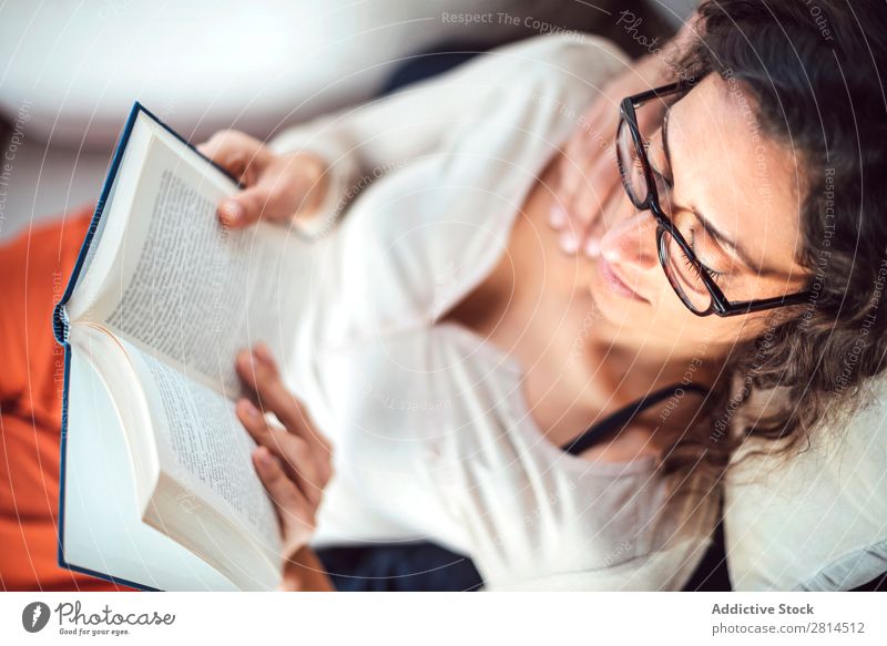 Junges Paar liest Buch auf der Couch zu Hause heimwärts Literatur Sofa Freizeit & Hobby Nähe attraktiv Jeansstoff Aussicht sitzen Tag Leben Erwachsene Zuneigung