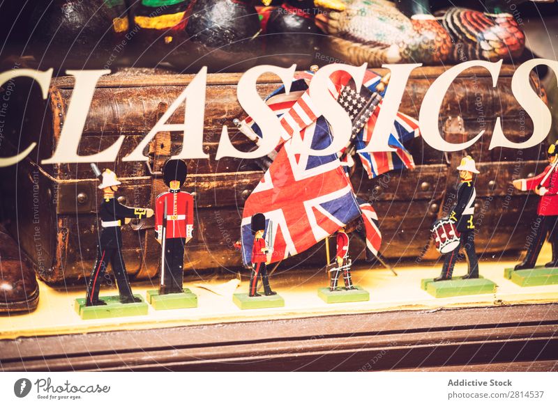 LONDON, GROßBRITANNIEN - 13. OKTOBER 2016: Schaufenster des klassischen Spielwarenladens Spielzeug Lager Fenster kaufen Dekoration & Verzierung Miniatur