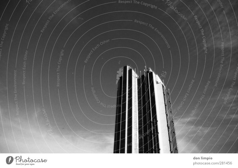 hochhaus Stadt Gebäude groß modern Hochhaus Himmel analog Architektur Schwarzweißfoto Außenaufnahme Menschenleer Textfreiraum links Tag Starke Tiefenschärfe