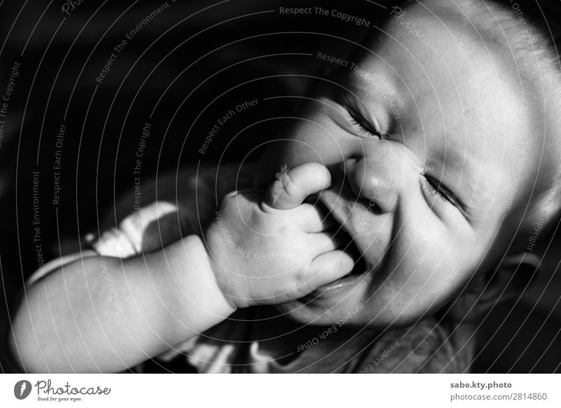 Süßer Baby-Smiley Körper 1 Mensch 0-12 Monate Lächeln süßes Baby Baby Smiley schwarz-weißes Baby lächelndes Baby geschlossene Augen Schwarzweißfoto