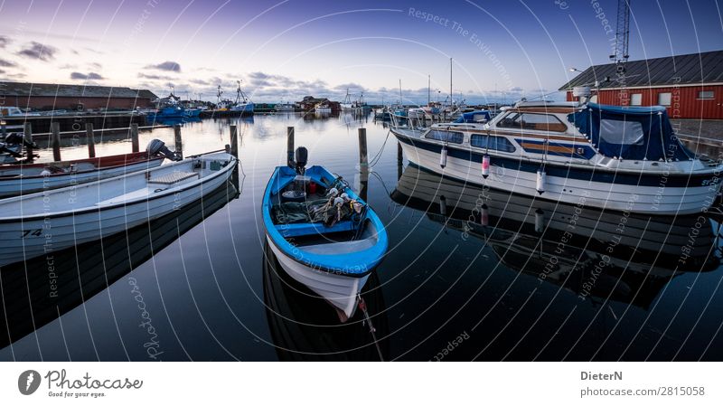 Morgengrauen Fischerboot Sportboot Jacht Jachthafen blau schwarz weiß Hafen Farbfoto Gedeckte Farben Außenaufnahme Menschenleer Textfreiraum oben
