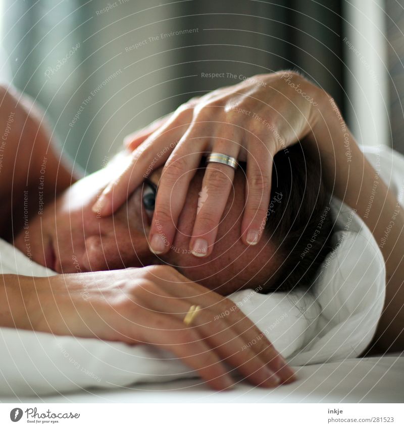 täglich grüßt das Murmeltier Gesundheit Krankheit Erholung ruhig Häusliches Leben Bett Schlafzimmer Frau Erwachsene Frauengesicht Frauenhand 1 Mensch