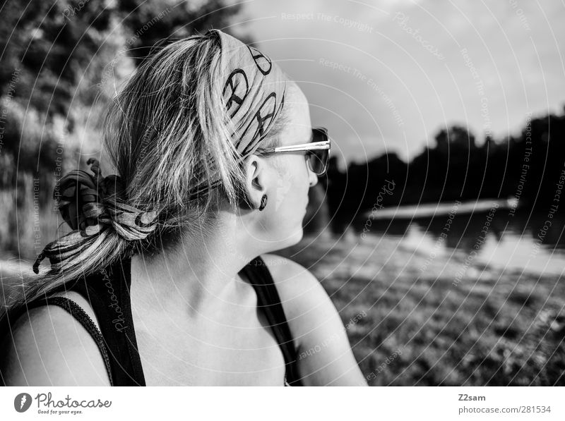 chillerin Lifestyle Stil Sommerurlaub feminin Junge Frau Jugendliche 1 Mensch 18-30 Jahre Erwachsene Schönes Wetter Seeufer Ohrringe Sonnenbrille Tuch Kopftuch