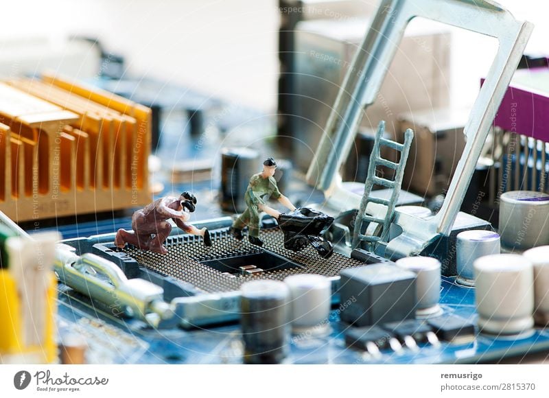 Miniaturarbeiter bei der Reparatur eines Verarbeiters Technik & Technologie Arbeit & Erwerbstätigkeit Holzplatte Jeton Schaltkreis Hardware Prozessor Dienst