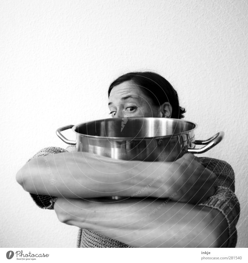 ein Ideentopf für kemai Ernährung Topf Häusliches Leben Küche Koch Frau Erwachsene Frauenoberkörper Frauenarm 1 Mensch 30-45 Jahre festhalten Blick Umarmen groß