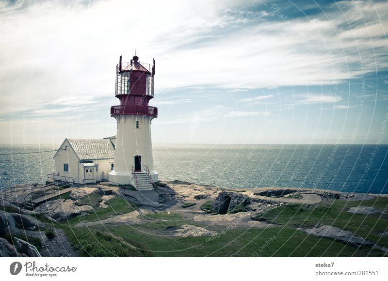Lindesnes fyr Wolken Sommer Küste Meer Haus Leuchtturm blau grün rot weiß Horizont Ferne Norwegen Farbfoto Außenaufnahme Menschenleer Textfreiraum rechts