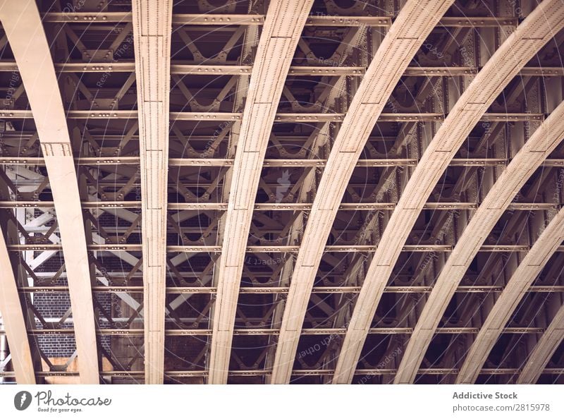 Unterseite einer Brücke unten Metall Stahl Architektur Strukturen & Formen Konstruktion Eisen Stadt Außenaufnahme Bogen Verkehr Gebäude Ingenieurwesen