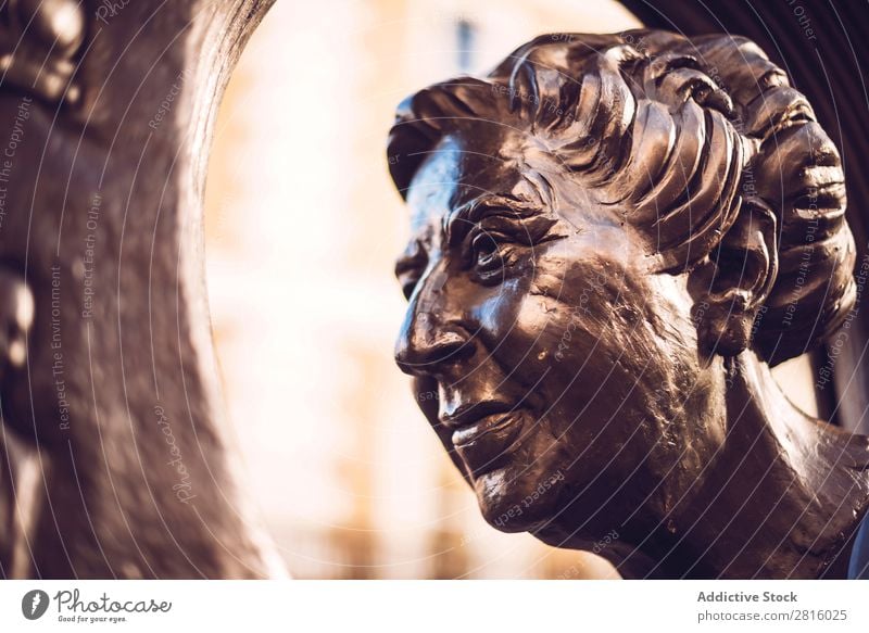 LONDON, GROßBRITANNIEN - 14. OKTOBER 2016: Gesicht von Agatha Christie agatha christie Statue Denkmal Skulptur Kunst Kopf historisch Kultur Mensch altehrwürdig