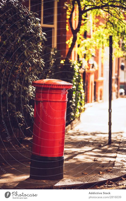 Roter Londoner Briefkasten rot England Englisch Post Großbritannien Kasten Mitteilung national Straße Großstadt Stadt vertikal Außenaufnahme Menschenleer