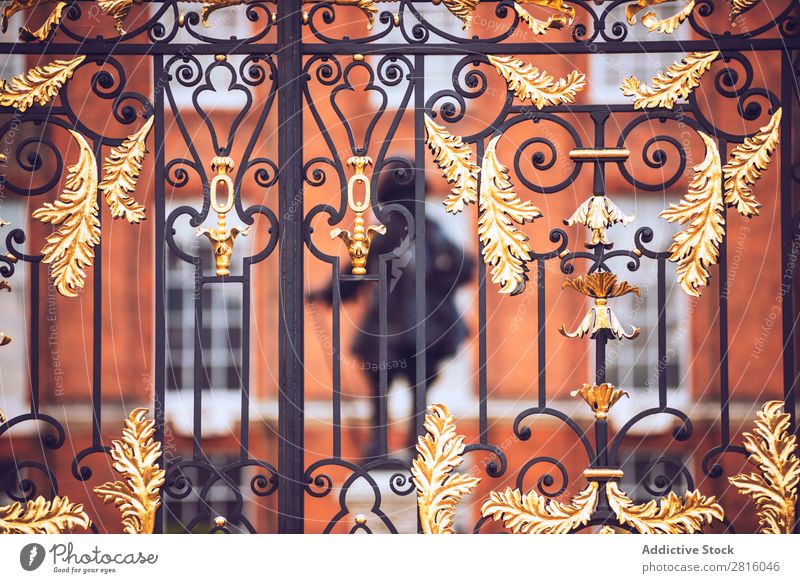London, Großbritannien - 13. Oktober 2016:Antike goldene Tore nach Kensington Palast Königlich England historisch Dekoration & Verzierung Eisen Kunst Denkmal