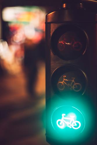 Nahaufnahme der Ampelanlage mit grünem Fahrradschild Verkehr Licht Zeichen Straße Sicherheit stoppen Verwarnung Signal Kontrolle Semaphor Stadt regulieren