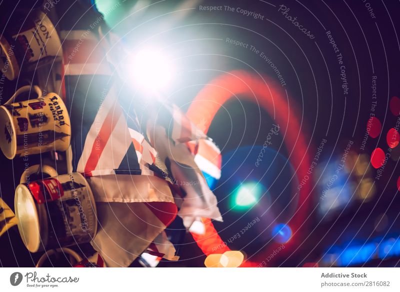LONDON, GROßBRITANNIEN - 13. OKTOBER 2016: Souvenirbecher im Hintergrund o London Eye Tasse Unschärfe Fahne Denkmal Architektur Großstadt Stadt Menschenleer rot