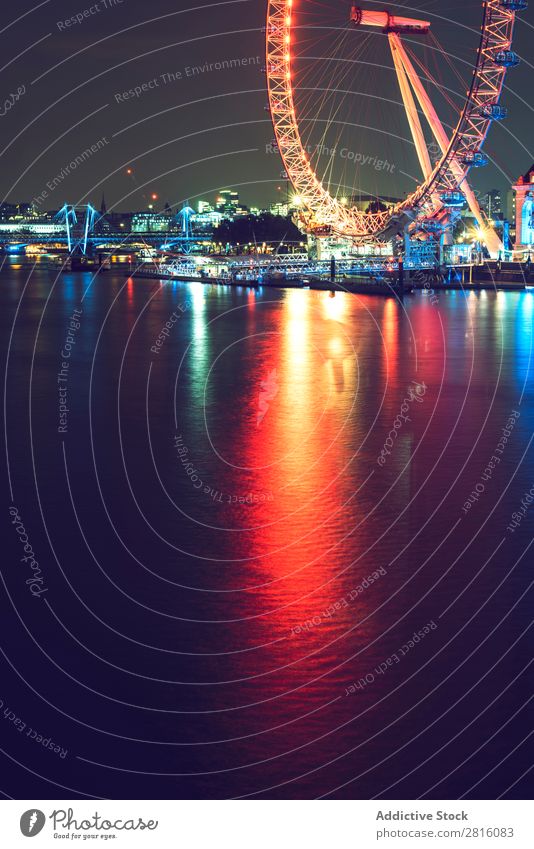LONDON, GROßBRITANNIEN - 13. OKTOBER 2016: Ausschnitt aus einem Londoner Augenklappe London Eye Nacht Licht England Großstadt Tourismus Wahrzeichen Themse