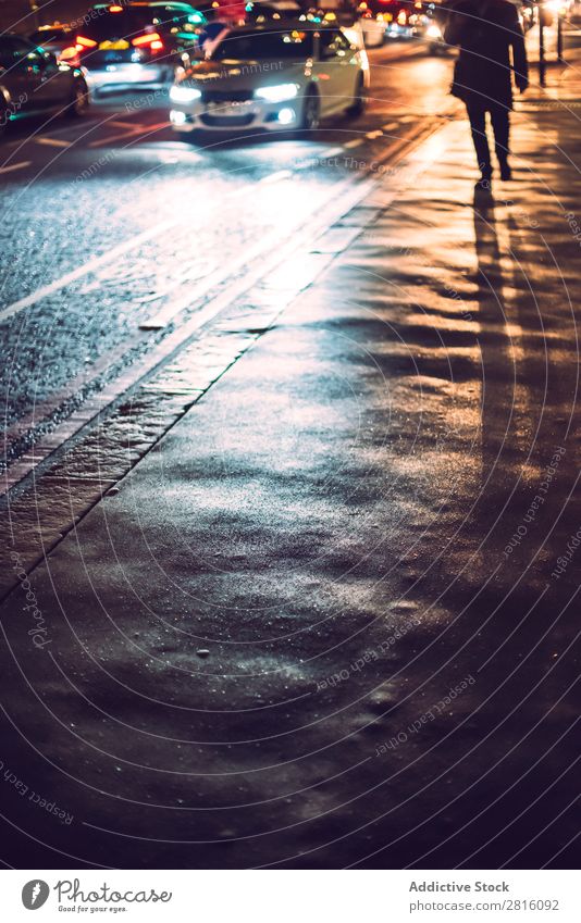 Scheinwerferreflexion auf der Londoner Straße. Nacht PKW Großstadt Verkehr Licht Stadt Fußgänger Schatten Lichtstrahl nass England Abenddämmerung Fahrzeug