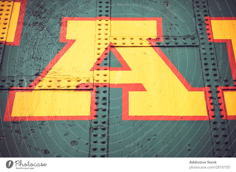 "A"-Buchstabe an der Metallwand Buchstaben Farbe Wand Stadt Konsistenz Hintergrundbild abstrakt malen Muster camden town London Symbole & Metaphern hell