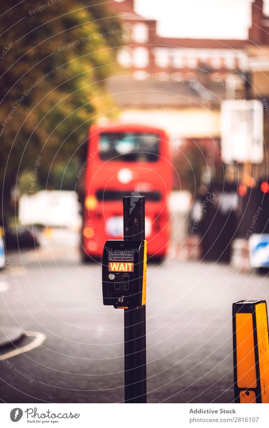 Parkuhr an der Straße von London parken Zähler PKW rot Reisebus warten Gegend Stadt Zeitschaltuhr Eintrittskarte Halter vereint Königreich Verkehr Zeichen