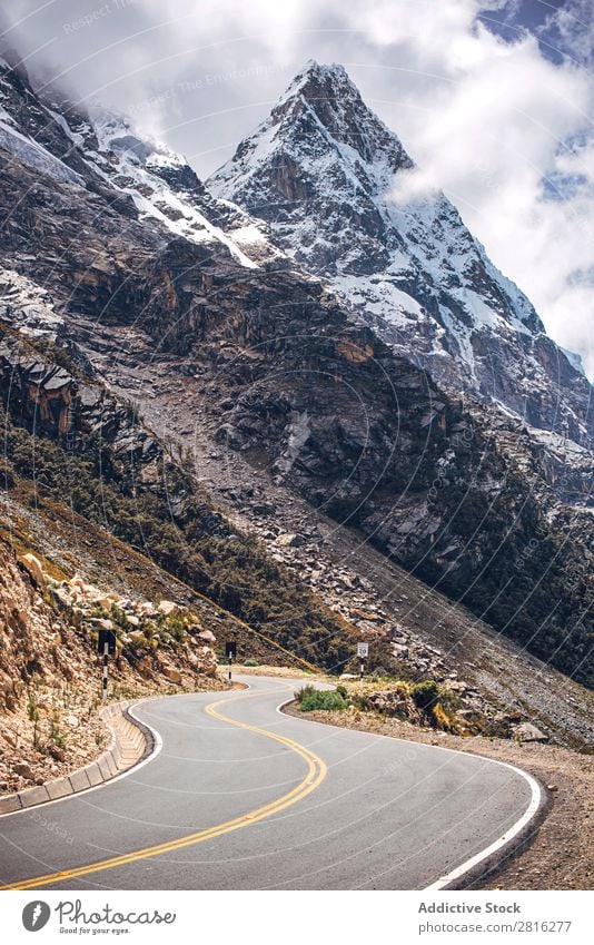 Schöne verschneite Berge in Huaraz, Peru, Südamerika. Kordilleren Bergsteiger Schnee blanca huaraz Außenaufnahme wandern Abenteuer Ausflugsziel weiß