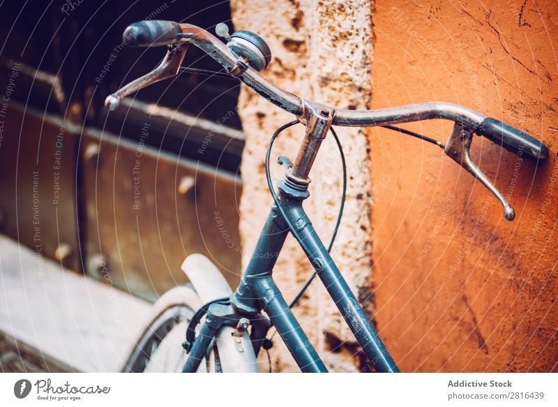 Das Fahrrad steht auf der Altstadtstraße. Italien. Rom. Aussehen Hintergrundbild Gebäude Großstadt Skyline klassisch Tag Design horizontal Haus Gehäuse