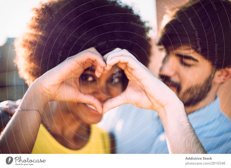 Interracial Paar mit Spaß auf dem Dach urwüchsig Jugendliche Rennsport Kaukasier Außenaufnahme Park Afroamerikaner Junge interrassisch umarmend Mensch Liebe