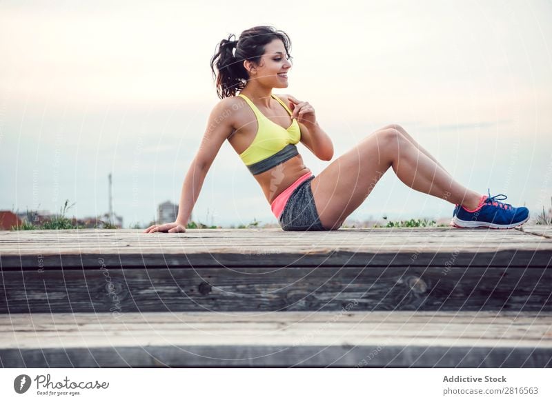 Junge schlanke Fitness-Frau, die im Freien posiert. Sport sportlich traumhaft dünn Jugendliche Sonnenlicht Blatt Freude attraktiv Aktion Park grün