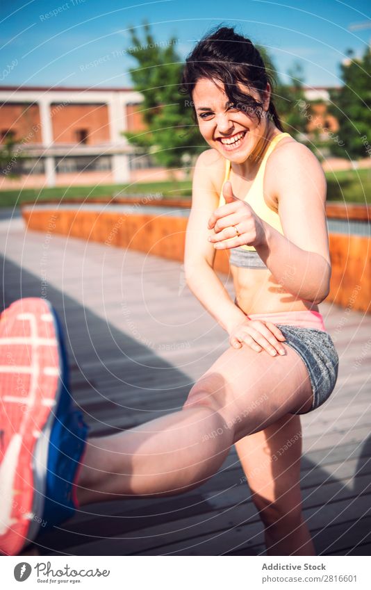 Aufwärmende Frau vor dem Outdoor-Training Dehnung Läufer Licht Sport Vorbereitung Kopie üben sitzen Tag hell Sonnenstrahlen Jogger Textfreiraum Sommer Morgen