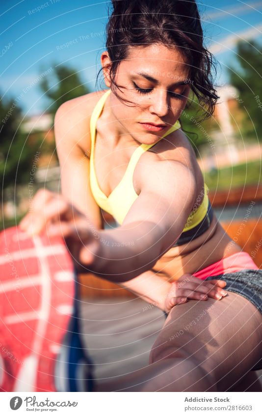 Aufwärmende Frau vor dem Outdoor-Training Dehnung Läufer Licht Sport Vorbereitung Kopie üben sitzen Tag hell Sonnenstrahlen Jogger Textfreiraum Sommer Morgen