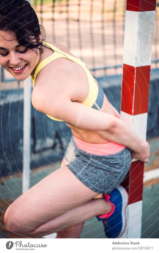 Junge schlanke Fitness-Frau, die im Freien posiert. Sport sportlich traumhaft dünn Jugendliche Sonnenlicht Blatt Freude attraktiv Aktion Park grün