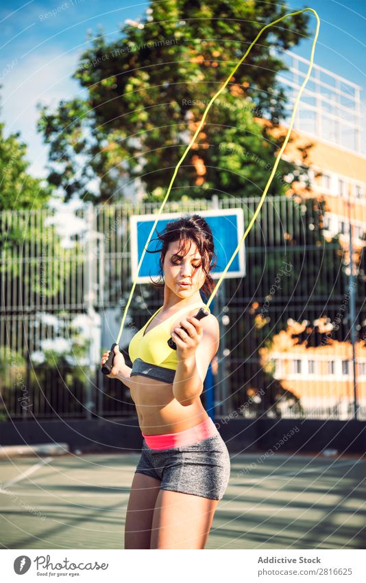 Fitness-Frau beim Überspringen des Trainings mit Springseil Sonnenlicht Model dünn Vorbereitung Aktion Park Kopie sportlich üben Rennsport Tag Erwachsene