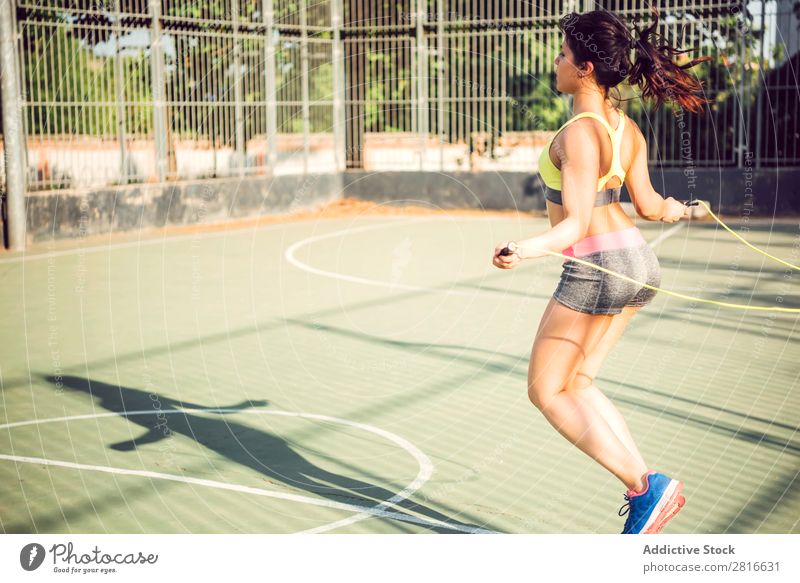 Fitness-Frau beim Überspringen des Trainings mit Springseil Sonnenlicht Model dünn Vorbereitung Aktion Park Kopie sportlich üben Rennsport Tag Erwachsene