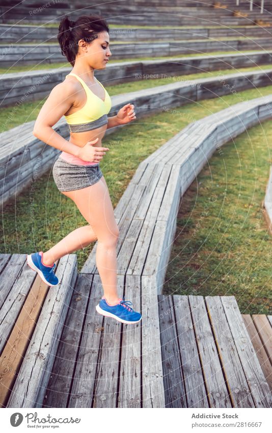 Laufsportlerin, die auf Holztreppen läuft. Frau Fitness Jogging Workout Wellness-Konzept. Joggen Erfolg Läufer Außenaufnahme wandern Bewegung Abenteuer Aktion