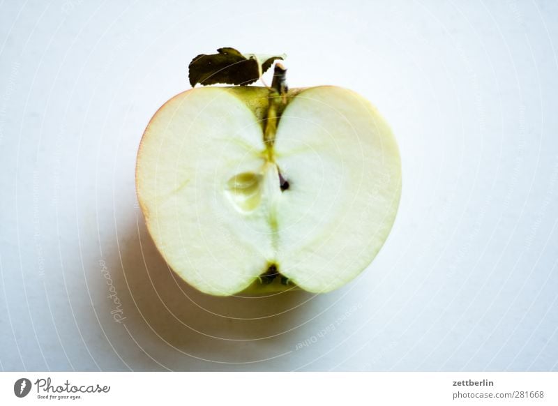 Apfel (halb) Lebensmittel Frucht Ernährung Bioprodukte Vegetarische Ernährung Diät Fasten Slowfood frisch bio Ernte essen Gehäuse gesund Hälfte Kerne Vitamin
