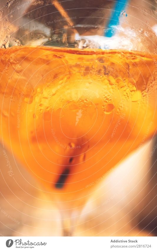 Orangefarbenes Trinken und Eis im Glasbecher Top Aussicht Wasser Tasse trinken Soda Holz Lebensmittel Nahaufnahme solide kalt Mahlzeit Tisch liquide Orden