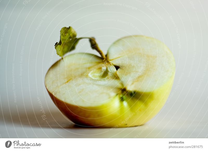 Apfel Lebensmittel Frucht Ernährung Picknick Bioprodukte Vegetarische Ernährung Diät Slowfood Fingerfood frisch lecker bio Ernte essen Gehäuse gesund Hälfte