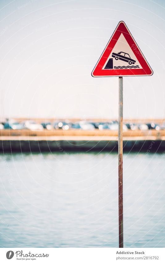 Gefahr Verkehrsschild. Gefahr des Eindringens in Wasser in einem Hafen Ischias Italienisch Agrigento Tag PKW Fahrzeug mehrfarbig Haus mediterran Skyline Stadt