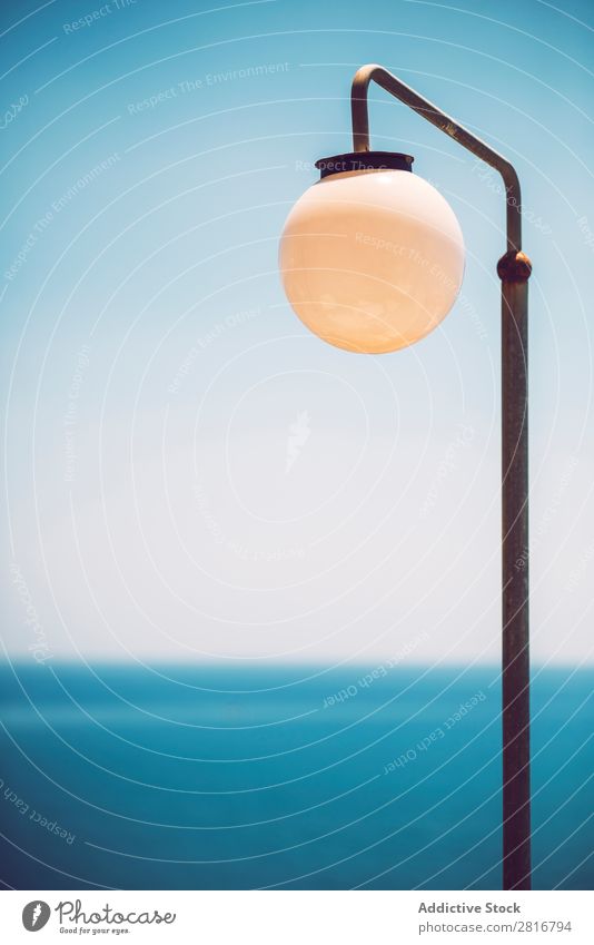 Straßenbeleuchtung und das Meer. Textur-Hintergrund Ischias Italienisch Agrigento Tag Dorf Architektur mehrfarbig Haus mediterran Skyline Stadt Gebäude Balkon
