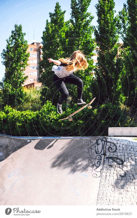 Skateboardfrau beim Üben im Skatepark asiatisch Aktion Außenaufnahme Sonnenlicht Rampe Park Skateboarding verpflichtet Ollie entschlossen Bewegung Mensch 1 Frau