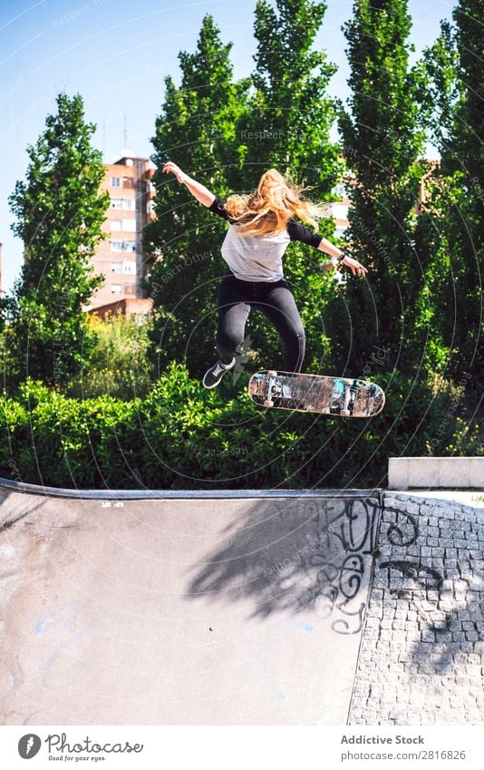 Skateboardfrau beim Üben im Skatepark asiatisch Aktion Außenaufnahme Sonnenlicht Rampe Park Skateboarding verpflichtet Ollie entschlossen Bewegung Mensch 1 Frau