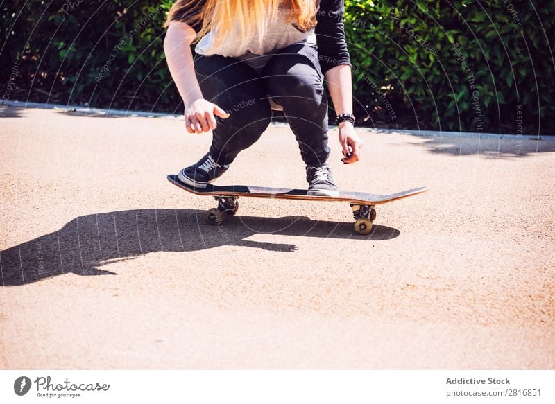 Skateboarderin, die Ollie im Park übt. asiatisch Aktion Außenaufnahme Sonnenlicht Rampe Skateboarding verpflichtet entschlossen Bewegung Mensch 1 Frau Energie