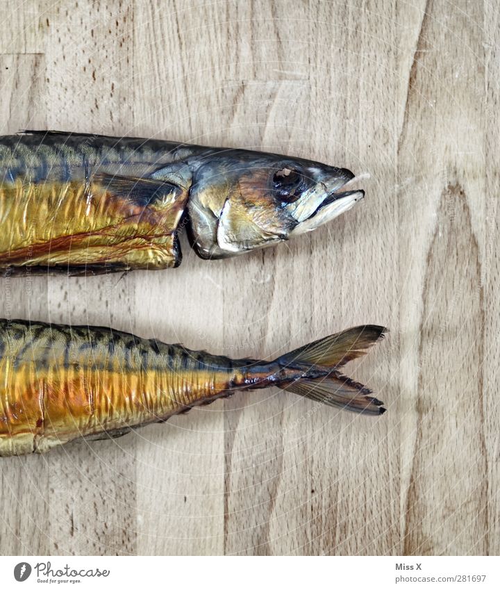 Am Stück Lebensmittel Fisch Ernährung Abendessen Gesundheit hässlich lecker Makrele geräuchert Flosse Fischkopf Holzplatte geteilt Gedeckte Farben Nahaufnahme