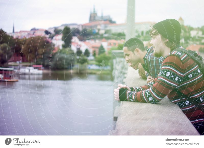 ausflug nach prag maskulin Junger Mann Jugendliche 2 Mensch 18-30 Jahre Erwachsene Freundschaft Prag Tschechien Brücke Fluss Donnern Burg oder Schloss Ausflug