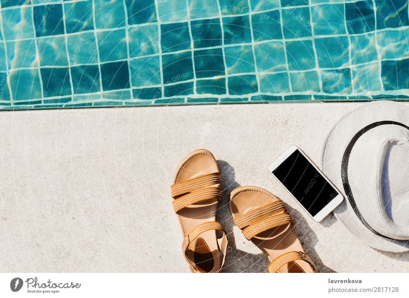 flache Lage mit Sandalen, Hut und Smartphone vor dem Pool Hintergrundbild blau Ferien & Urlaub & Reisen heiß Freizeit & Hobby Menschenleer Schwimmbad Erholung