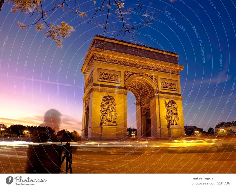 L'Arc de Triomphe (Paris) Fotokamera Mensch 1 Hauptstadt Platz Tor Bauwerk Sehenswürdigkeit Wahrzeichen beobachten Blick historisch Neugier blau gold Kraft