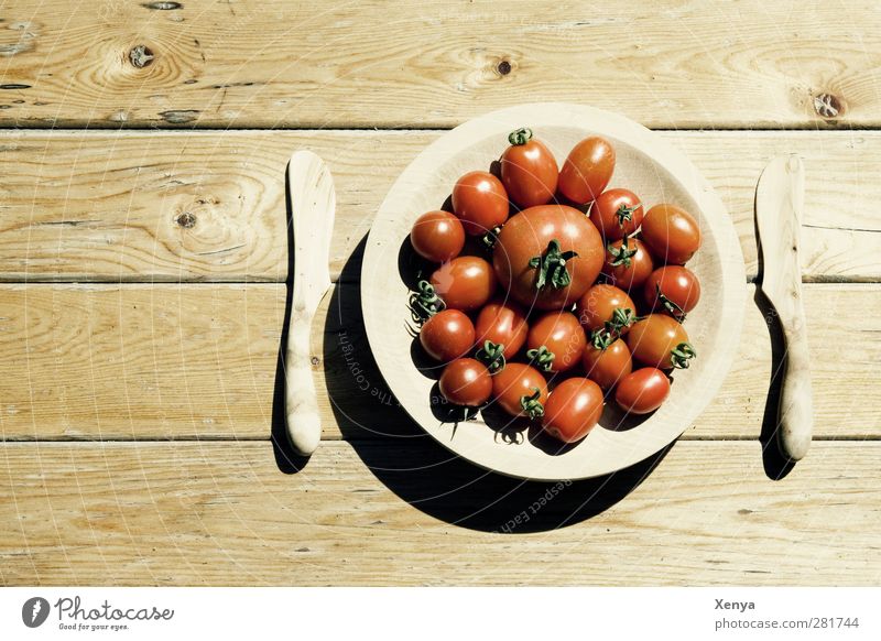 Tomatendiät Lebensmittel Gemüse Ernährung Diät Teller Messer Holz retro braun rot Außenaufnahme Menschenleer Textfreiraum links Tag