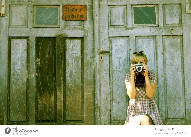 ein Foto für Photocase Stil Fotokamera feminin Junge Frau Jugendliche Körper 1 Mensch 18-30 Jahre Erwachsene Tür Bekleidung Kleid Strumpfhose Sonnenbrille