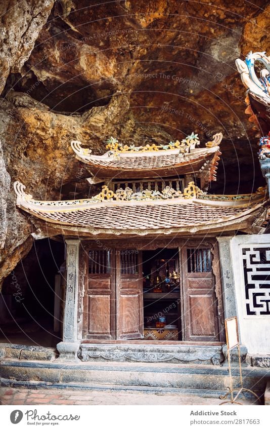 Bich Dong Pagode in Ninh Binh, Vietnam. Trung-Pagode (mittlere Pagode) bich Hoa Schwanz lu tam Kokos Höhle Außenaufnahme Turm Kathedrale Stein Tor Orientalisch