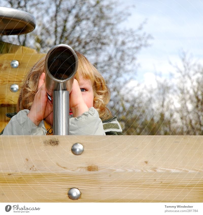 Weitblick Spielen Kinderspiel Kindererziehung Kindergarten Junge Kindheit Kopf Fernglas Teleskop Holz beobachten entdecken Blick Ferne Neugier Freude Abenteuer