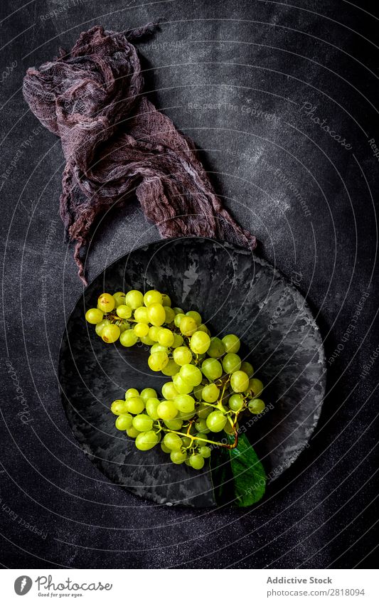 Frische Trauben auf dunklem Tisch Weintrauben Frucht Lebensmittel Hintergrundbild Diät frisch grün Gesundheit natürlich organisch roh Landwirtschaft reif